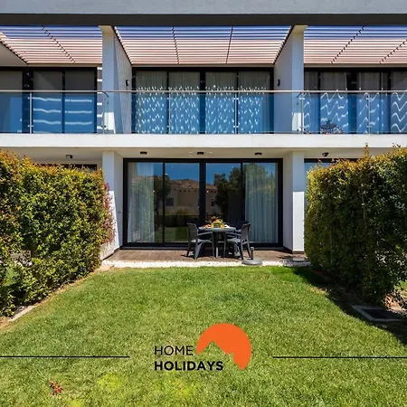 #142 Spacious With Garden, Pool And Private Park