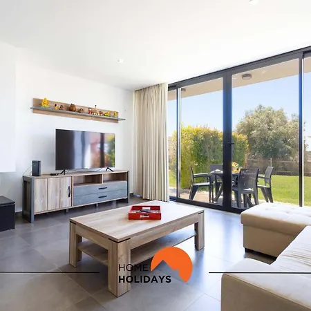 #142 Spacious With Garden, Pool And Private Park