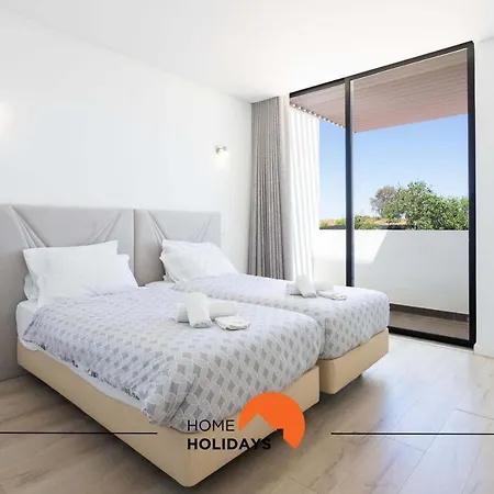 #142 Spacious With Garden, Pool And Private Park Holiday home
